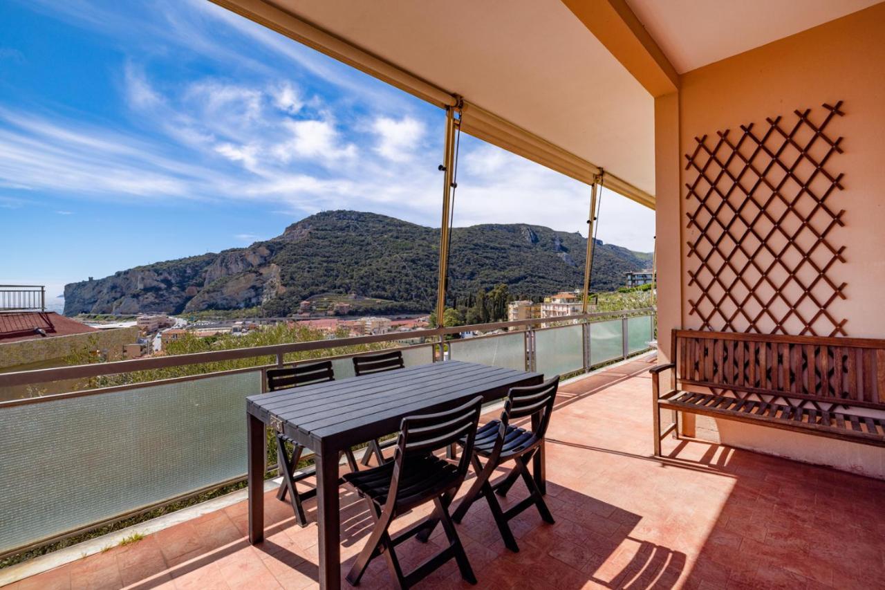 Casa Matilde - Appartamento Vista Mare - Con Posto Auto Finale Ligure Bagian luar foto