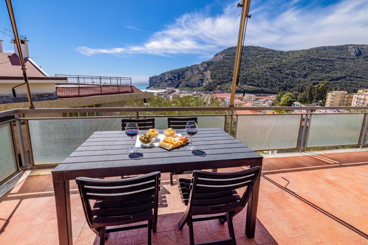 Casa Matilde - Appartamento Vista Mare - Con Posto Auto Finale Ligure Bagian luar foto